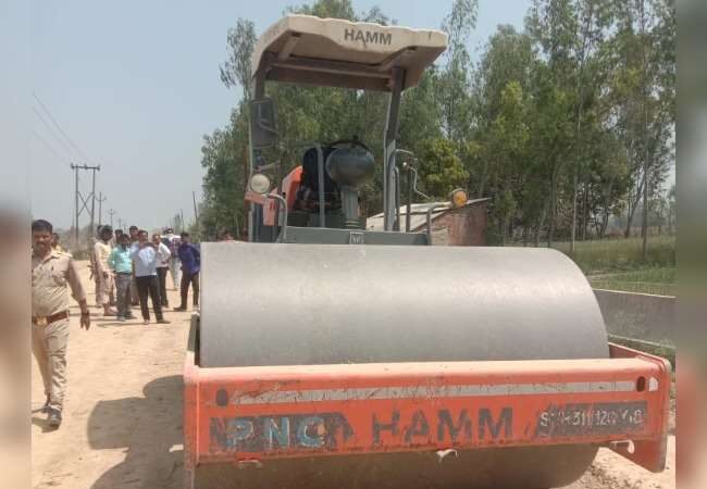 The driver driving the road roller with earphones in his ear trampled the girl