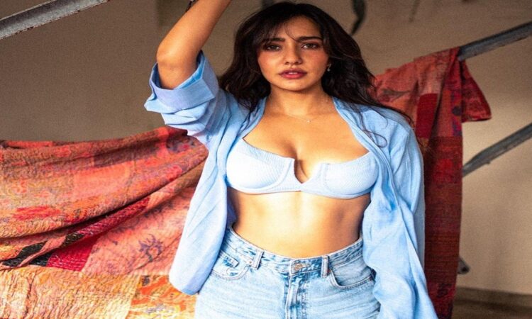 Wearing a crop top, actress Neha Sharma gave a killer pose, fans were blown away after seeing the pictures