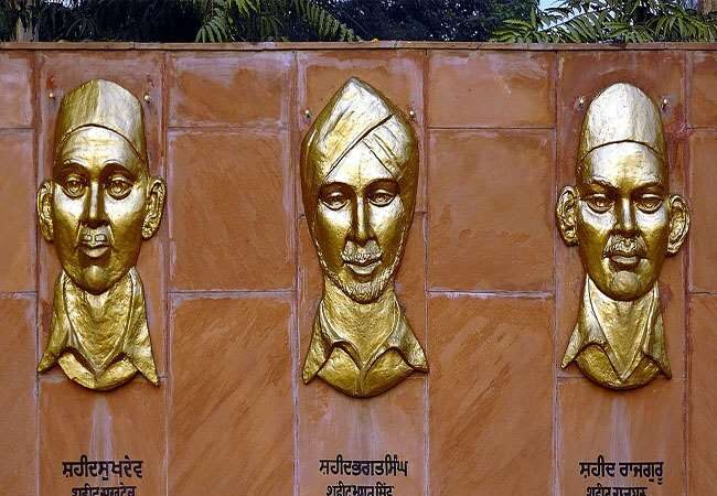 On the occasion of Martyrs' Day, the nation is paying tribute to Bhagat Singh, Rajguru and Sukhdev, from PM to CM of states paid tribute