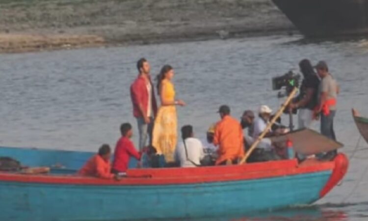 Alia Bhatt and Ranbir were seen shooting the songs of the film Brahmastra at the ghat of Kashi in the scorching heat.