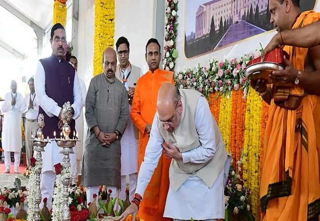 Amit Shah laid the foundation stone for the construction of a 400-bed hospital in Sathya Sai village, said - the solution of every problem is in the Vedas and Upanishads