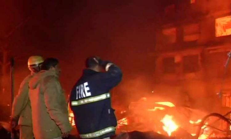 Delhi: Many shops burnt to ashes due to massive fire in Azad Market, 20 fire tenders reached the spot