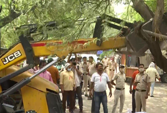 Bulldozer started running in Delhi against illegal construction